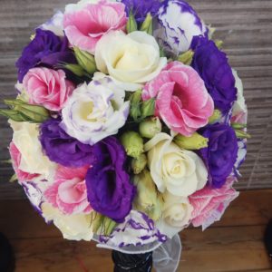 זר כלה מעוצב בשילוב פרחי הליזיאנטוס בגווינם סגול ורוד לבן כולל טול נשפך